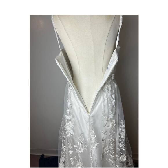 David's Bridal 3D Floral Wedding Dress Size 10 Soft White - Picture 9 of 13